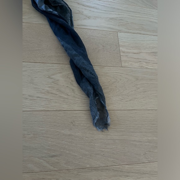 John Varvatos Stars and Stripes American Flag scarf. - Picture 6 of 6